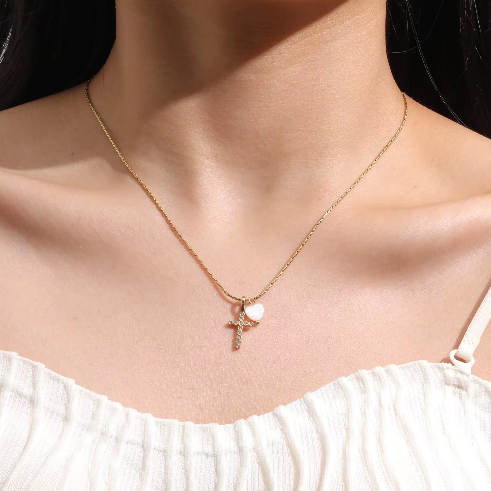 Stainless Steel Chain Girl'S Necklace Copper Material Zircon Cross Heart-Shaped White Shell Charm Fashion Christian Jewelry