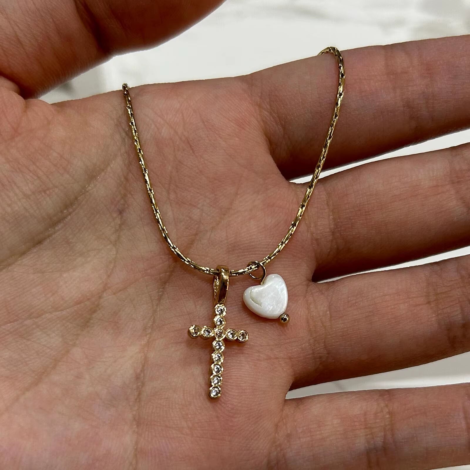 Stainless Steel Chain Girl'S Necklace Copper Material Zircon Cross Heart-Shaped White Shell Charm Fashion Christian Jewelry